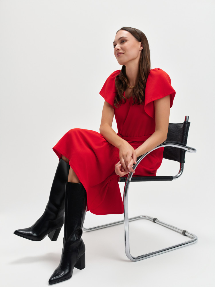 Czerwona midi sukienka z wiązaniem w talii 