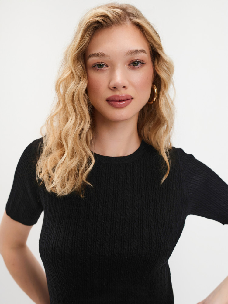 Czarny sweter z fakturą z krótkim rękawem 