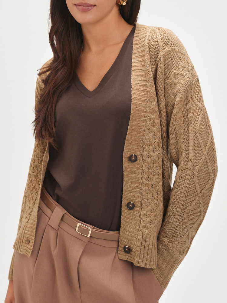 Ciemnobeżowy kardigan z warkoczowym splotem 