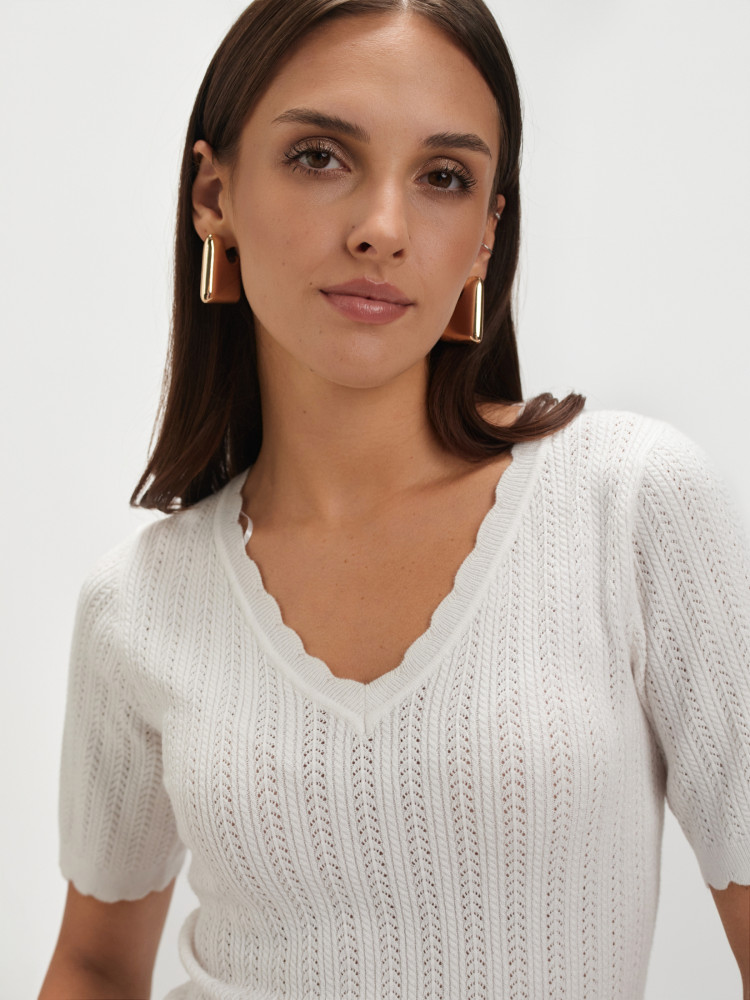 Sweter z ażurowym haftem 