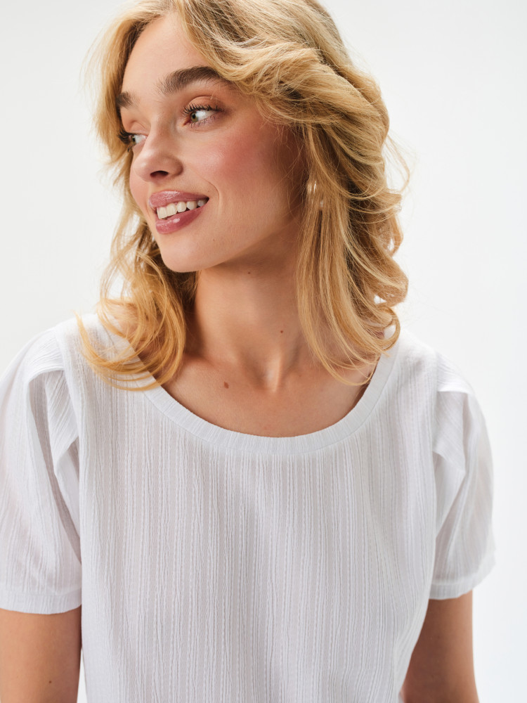 Top z fakturą w kolorze złamanej bieli 