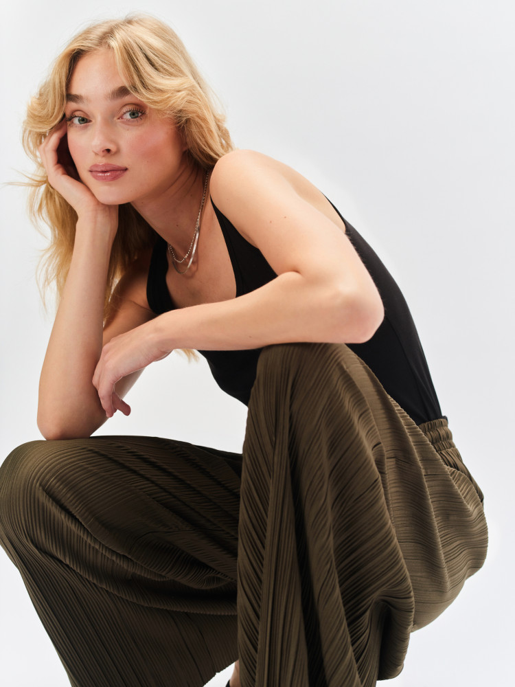 Czarny top bez rękawów