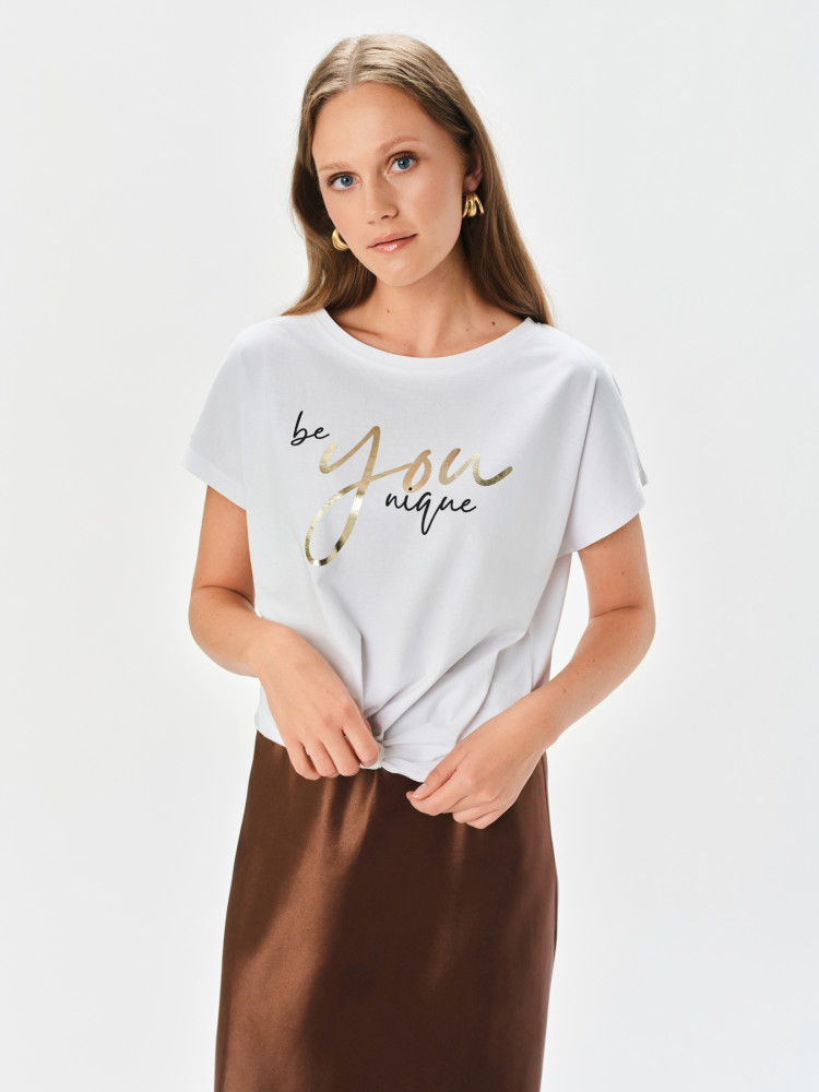 Biały t-shirt z intrygującym napisem 