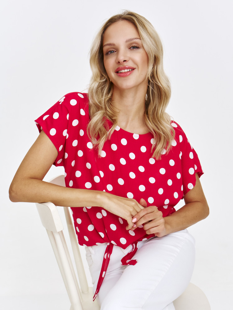 Czerwona bluzka z nadrukiem w grochy 