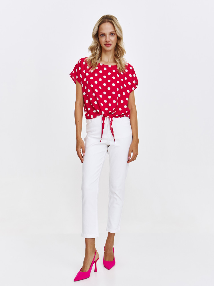 Czerwona bluzka z nadrukiem w grochy 