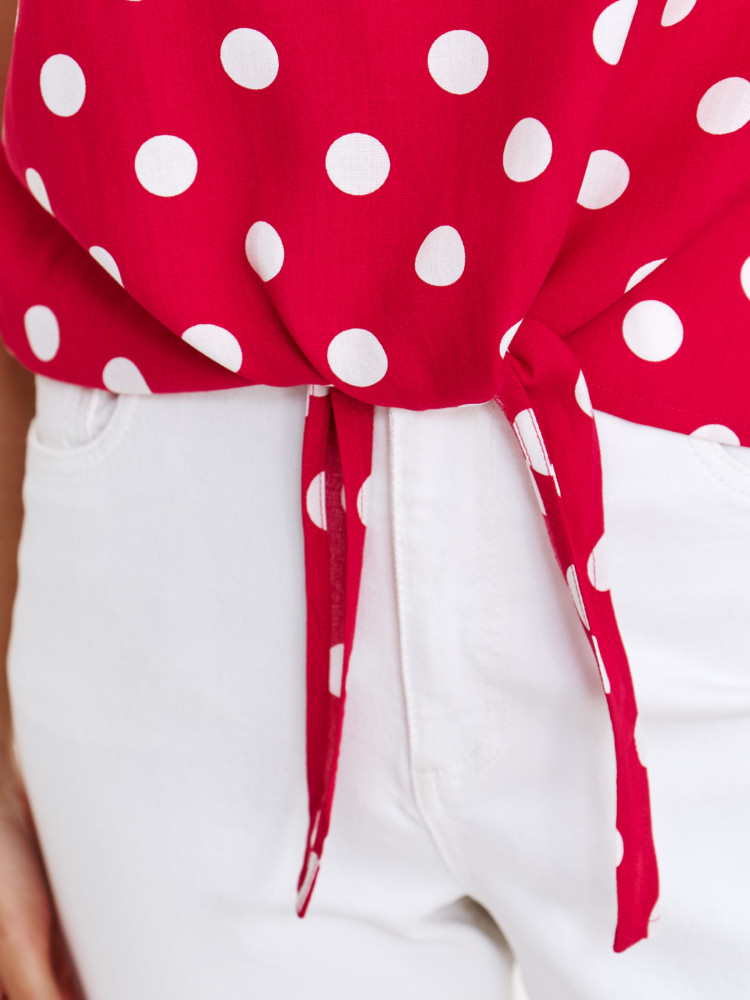 Czerwona bluzka z nadrukiem w grochy 