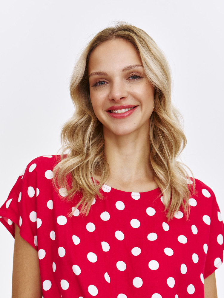 Czerwona bluzka z nadrukiem w grochy 