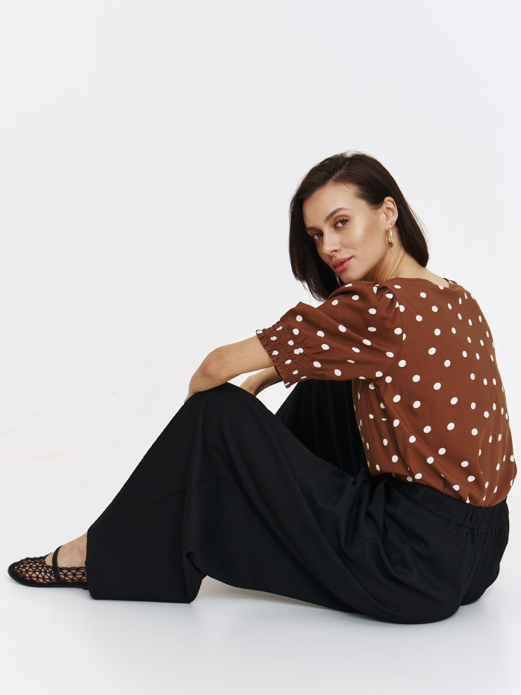 Beżowy top w grochy z krótkimi bufiastymi rękawami 