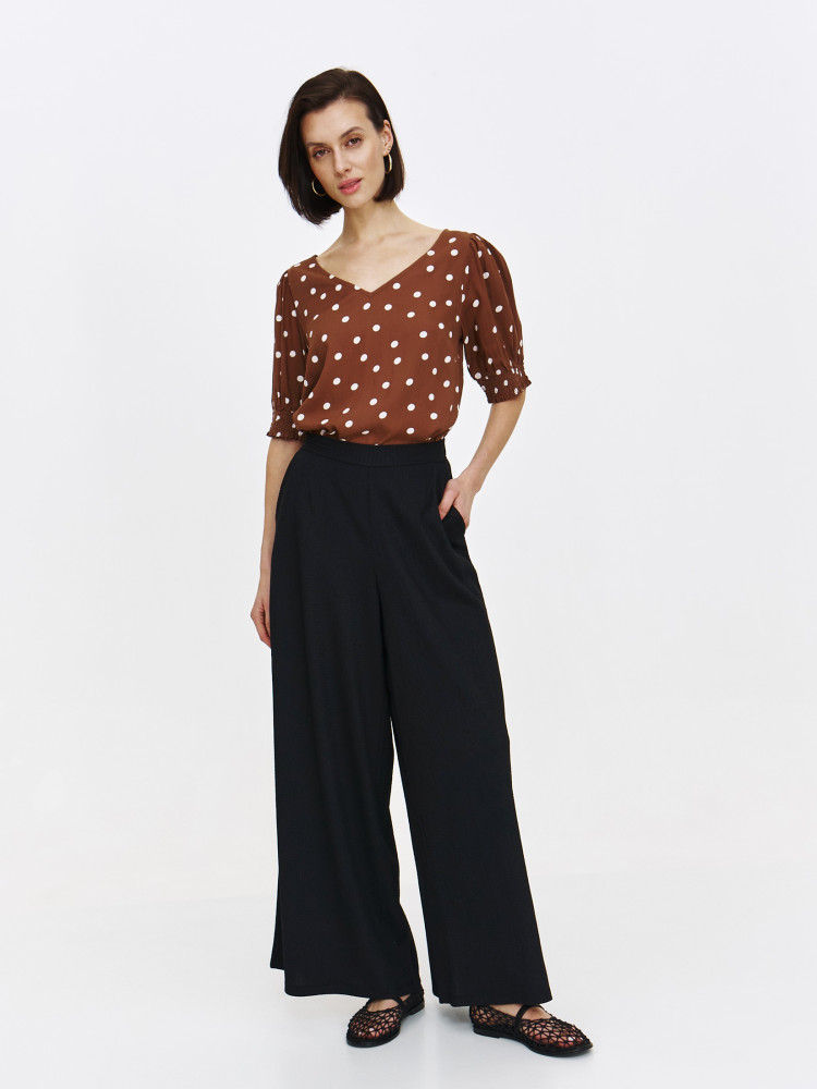 Beżowy top w grochy z krótkimi bufiastymi rękawami 