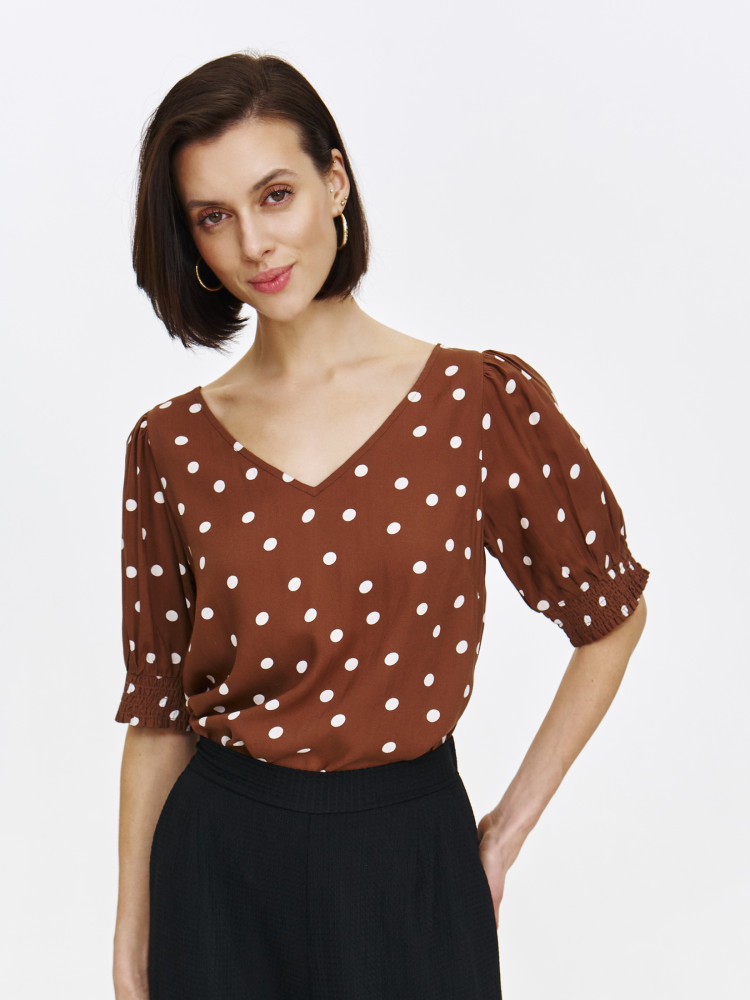 Beżowy top w grochy z krótkimi bufiastymi rękawami 