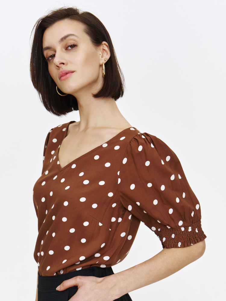 Beżowy top w grochy z krótkimi bufiastymi rękawami 