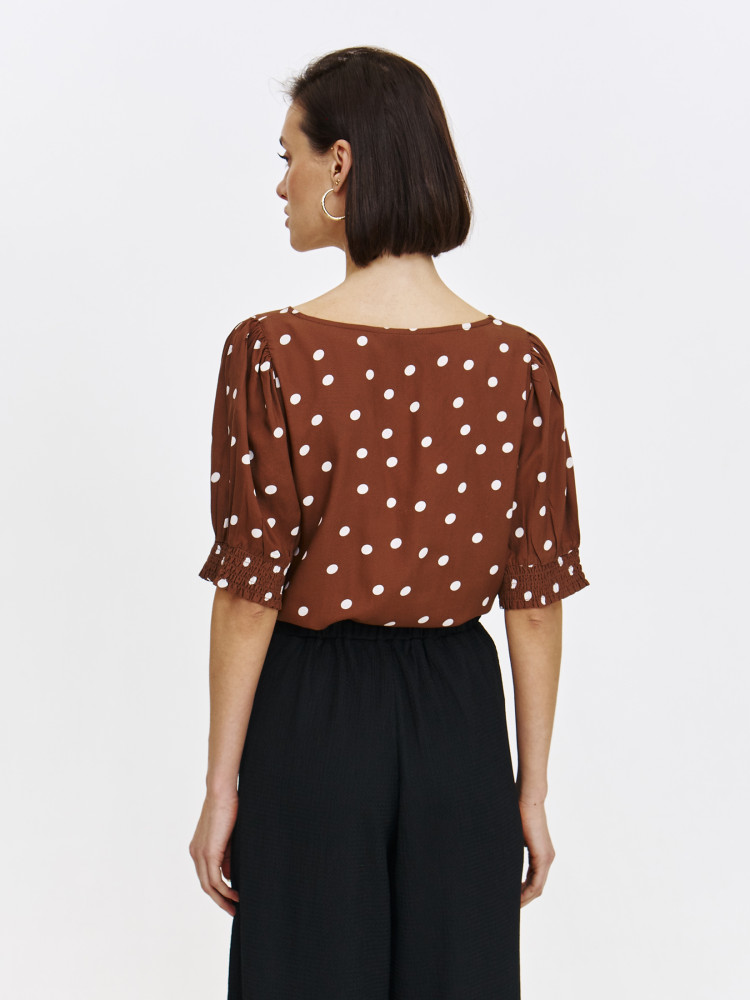 Beżowy top w grochy z krótkimi bufiastymi rękawami 