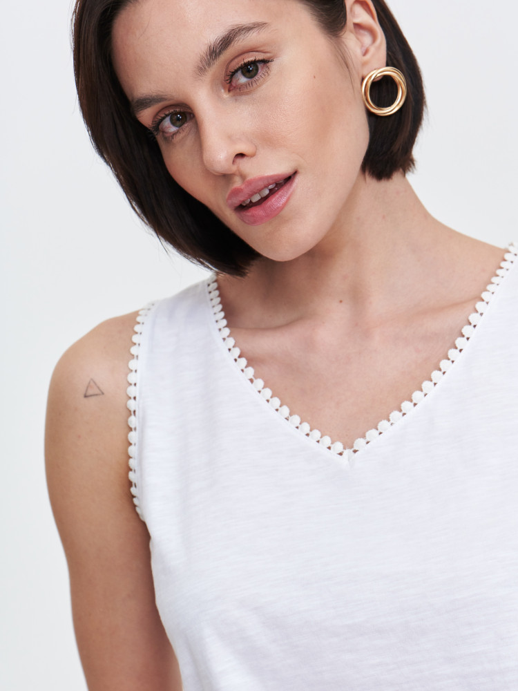 Biały top z ozdobnym obszyciem 