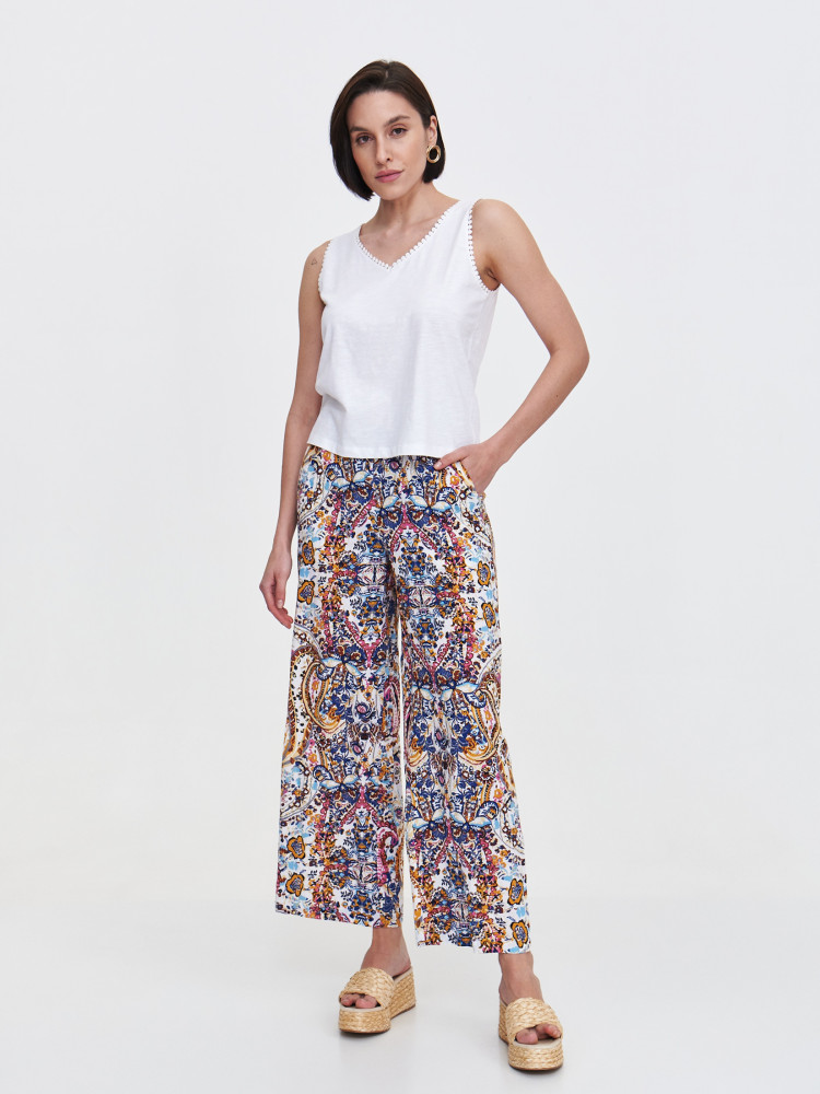 Biały top z ozdobnym obszyciem 