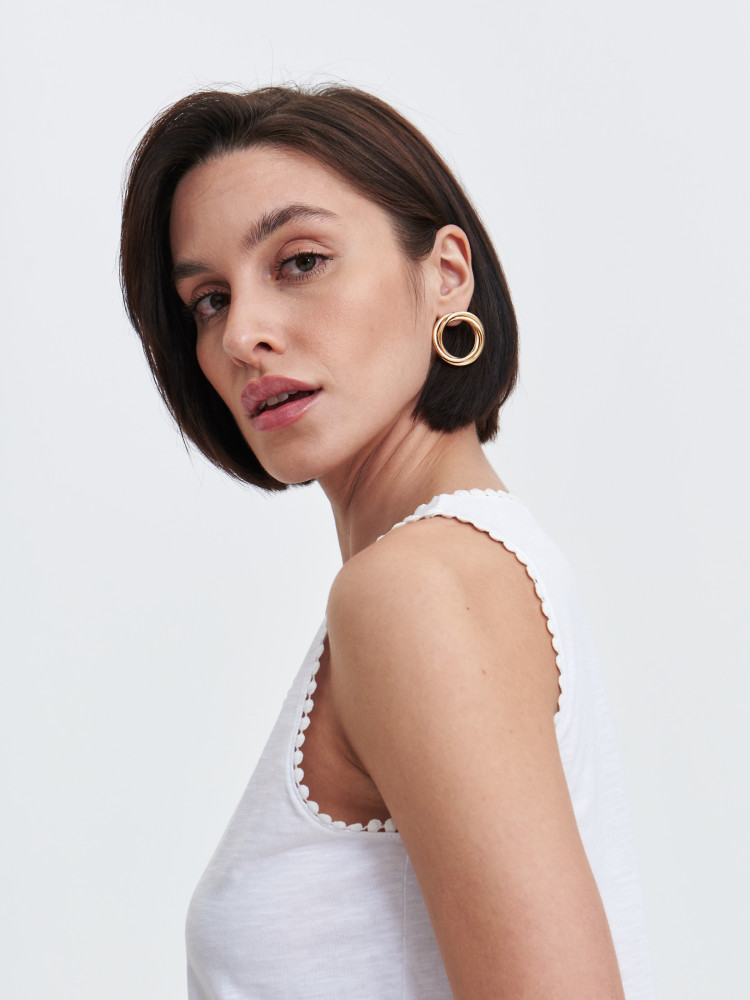 Biały top z ozdobnym obszyciem 