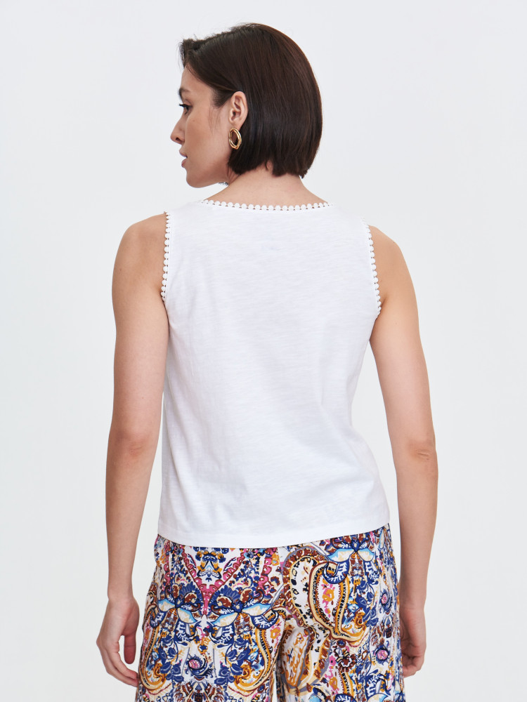 Biały top z ozdobnym obszyciem 