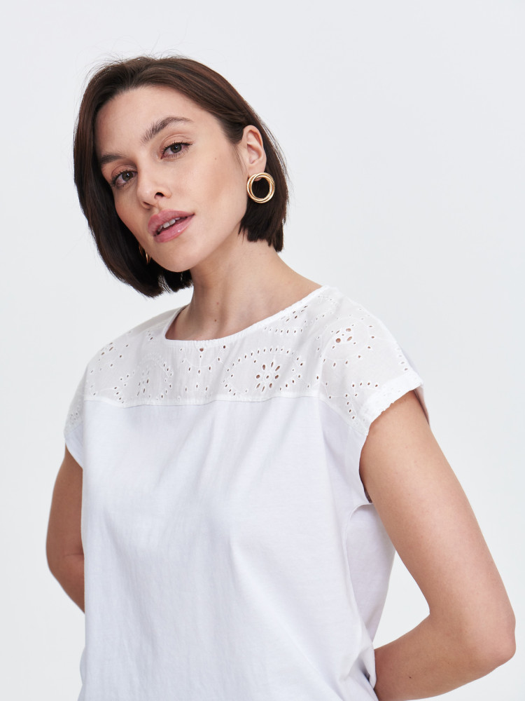 Bluzka z ażurowymi detalami 