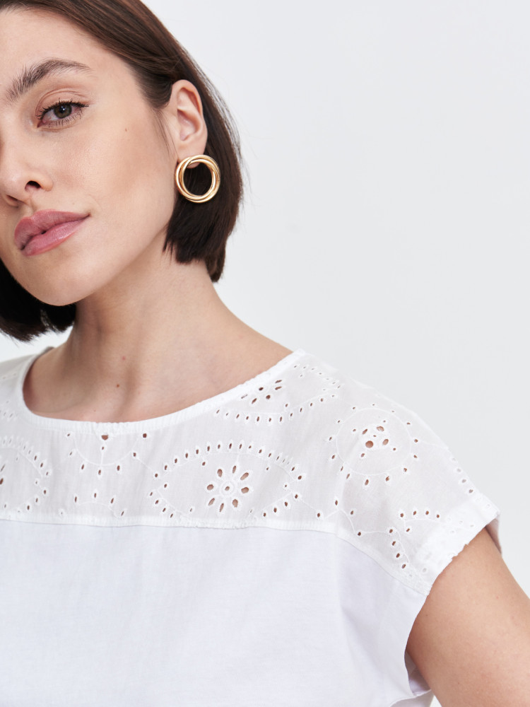 Bluzka z ażurowymi detalami 