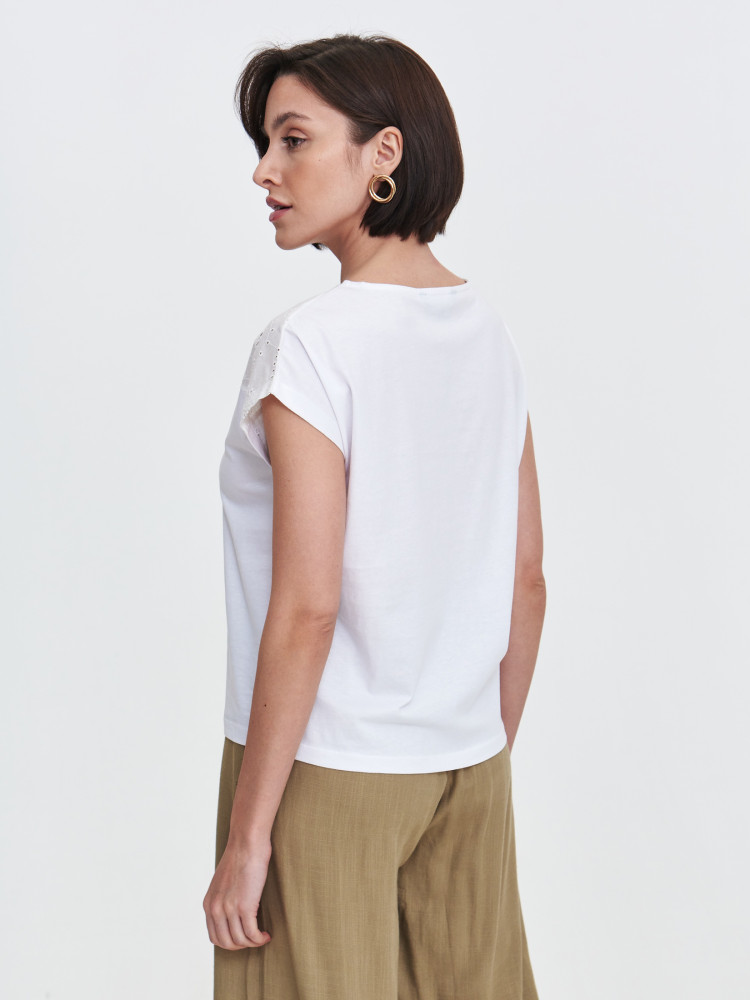 Bluzka z ażurowymi detalami 