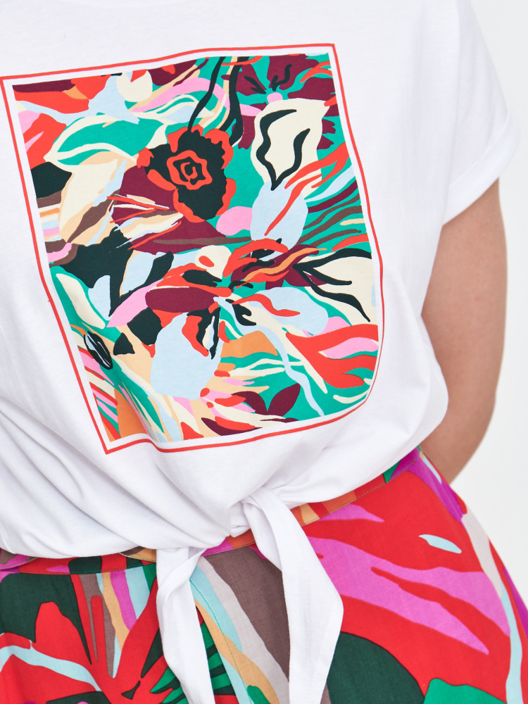 Biały t-shirt z kolorowym nadrukiem 