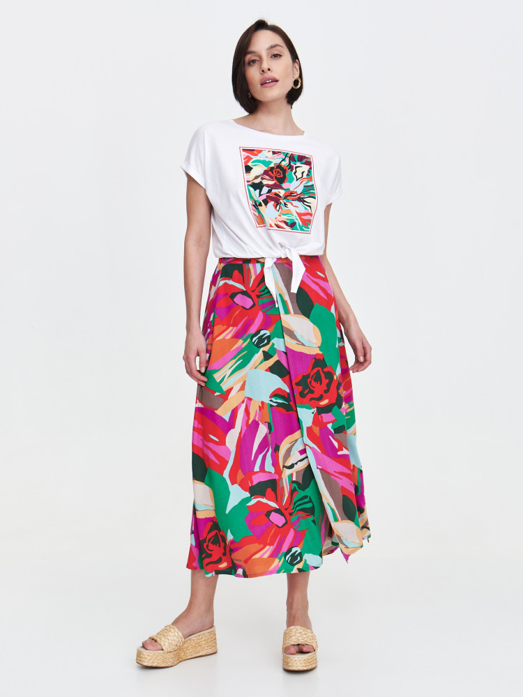 Biały t-shirt z kolorowym nadrukiem 