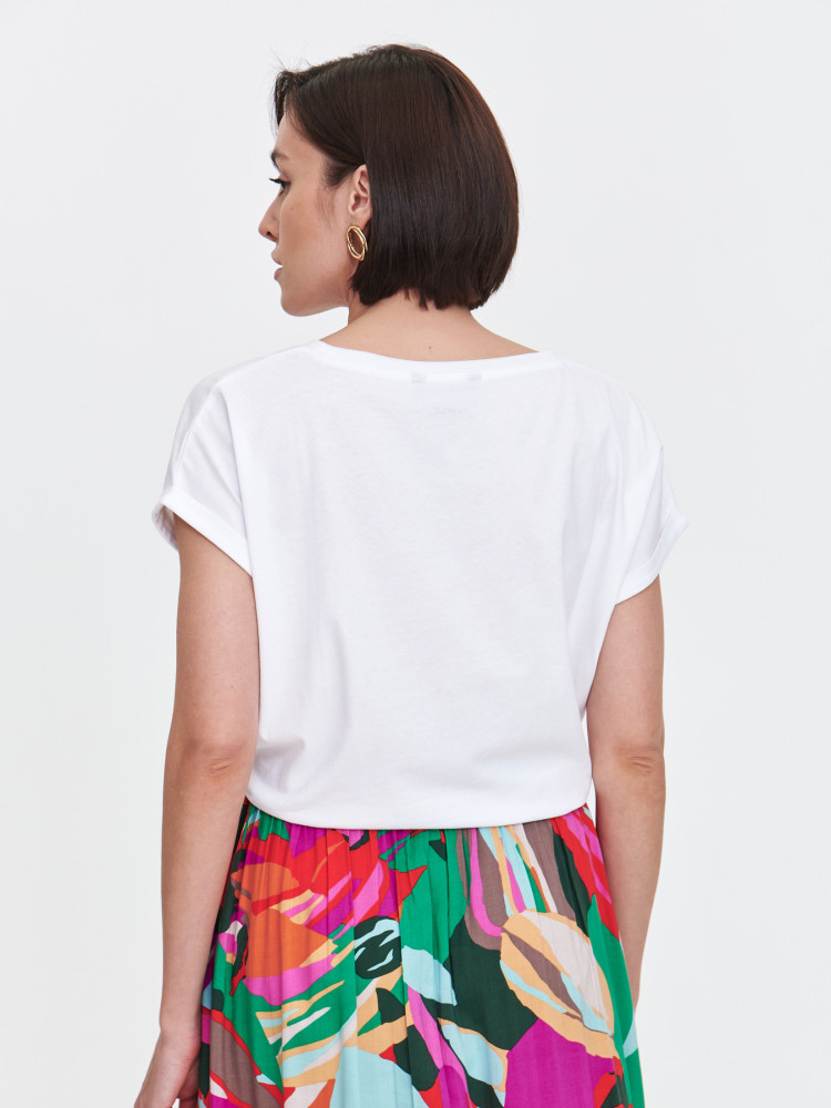 Biały t-shirt z kolorowym nadrukiem 