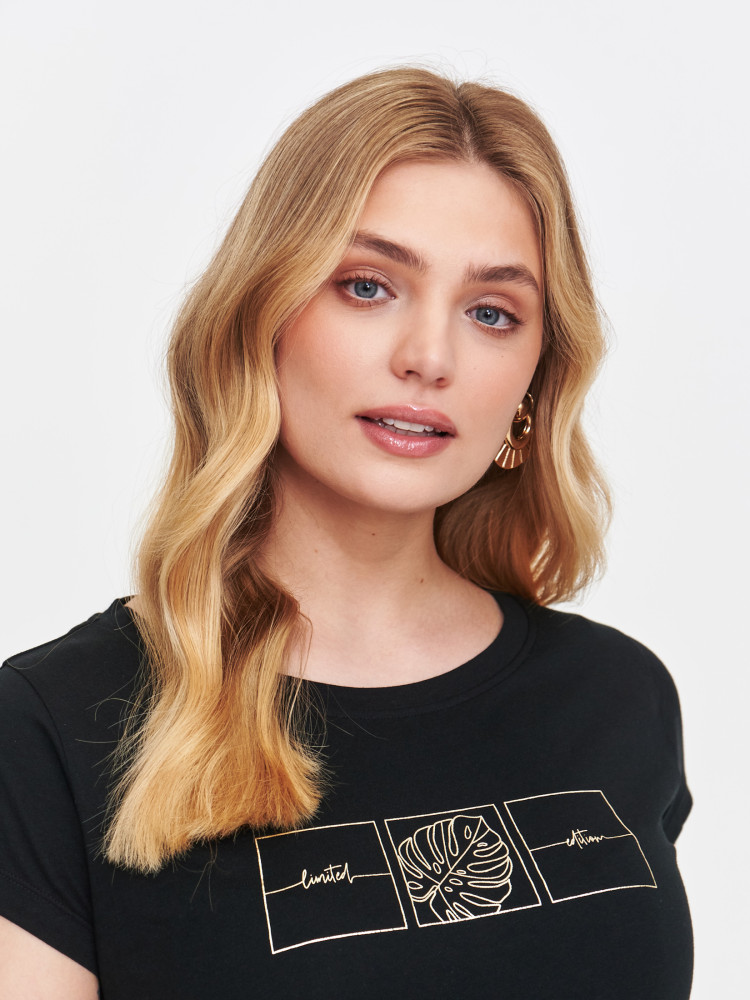T-shirt z efektownym złotym nadrukiem 