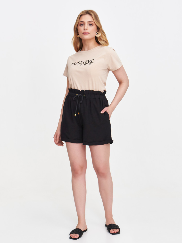 Beżowa bluzka z motywującym napisem 