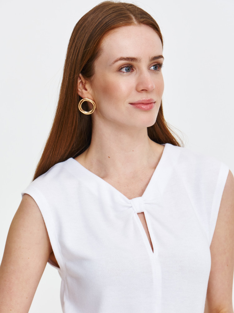 Biała bluzka w stylu casual z efektownym dekoltem 