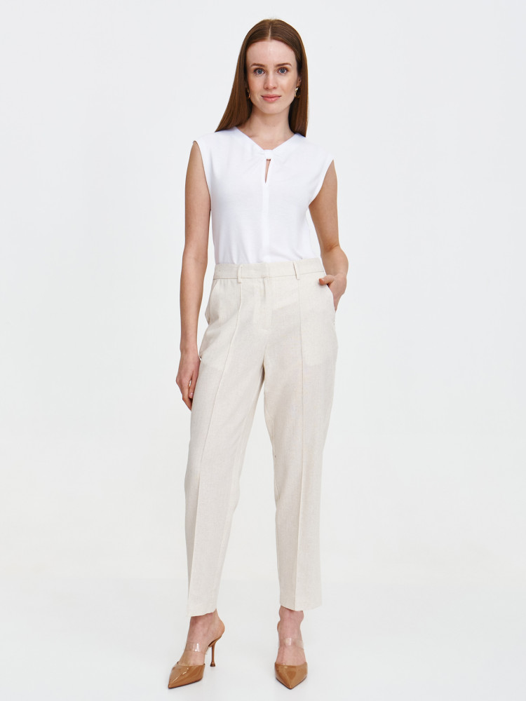 Biała bluzka w stylu casual z efektownym dekoltem 