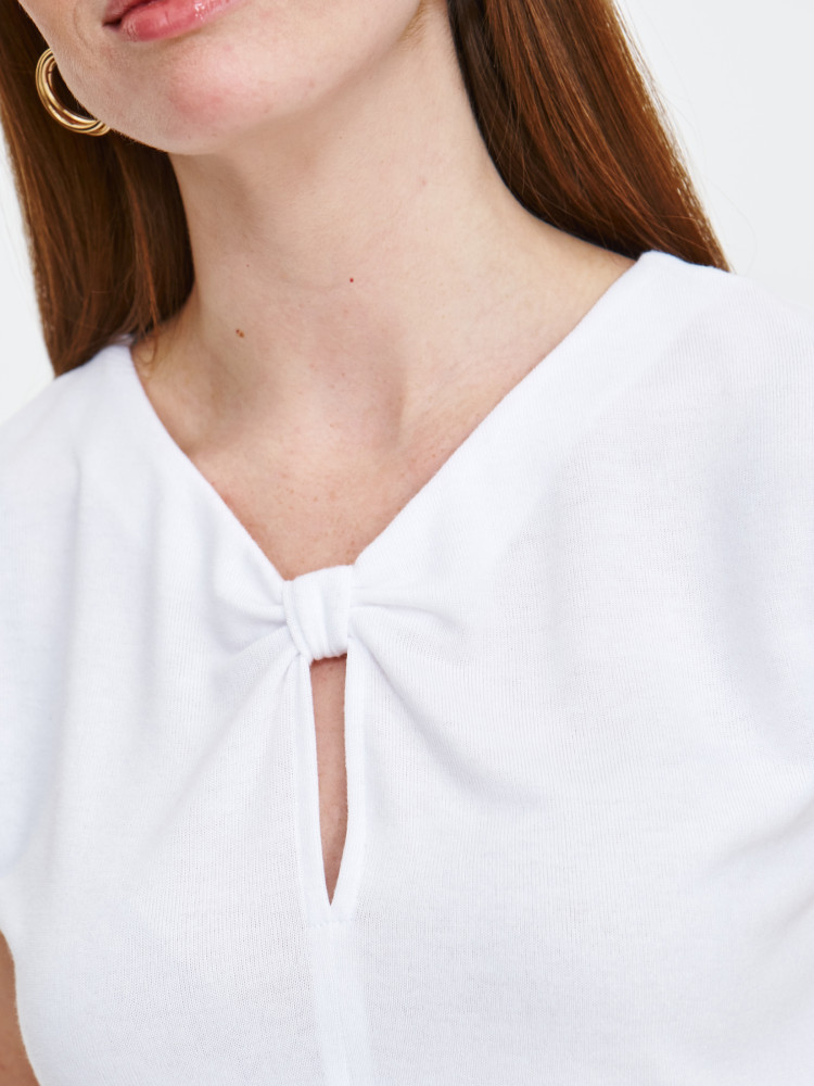 Biała bluzka w stylu casual z efektownym dekoltem 
