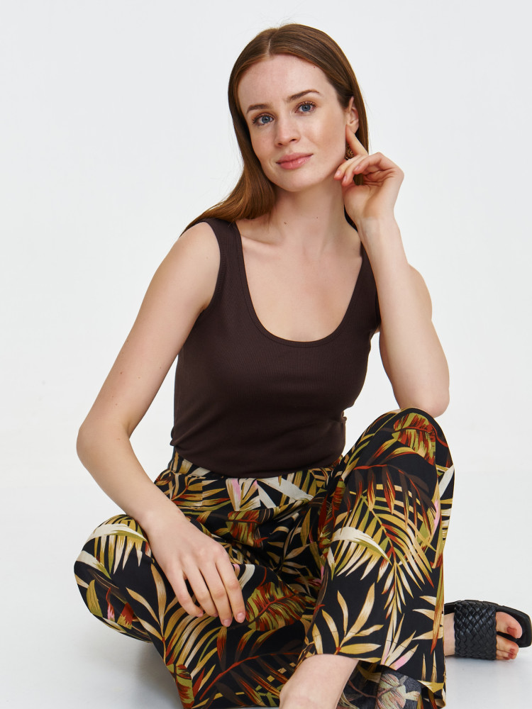 Brązowy top na ramiączkach z prążkowanej dzianiny 