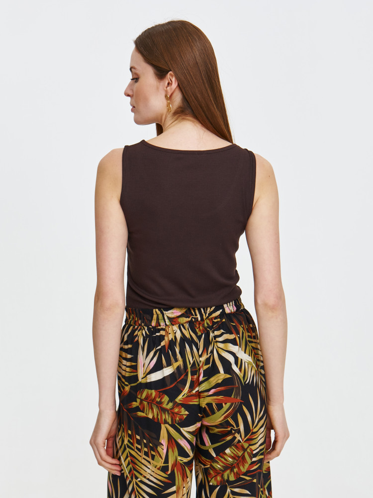 Brązowy top na ramiączkach z prążkowanej dzianiny 