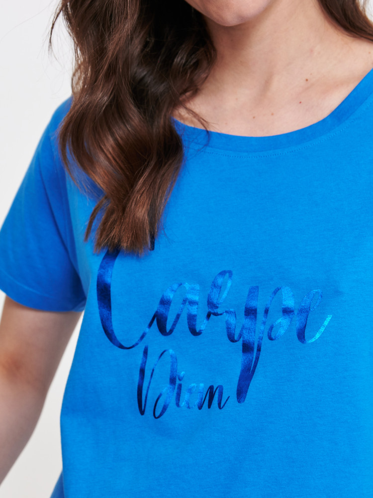 Granatowa bluzka z połyskującym napisem 