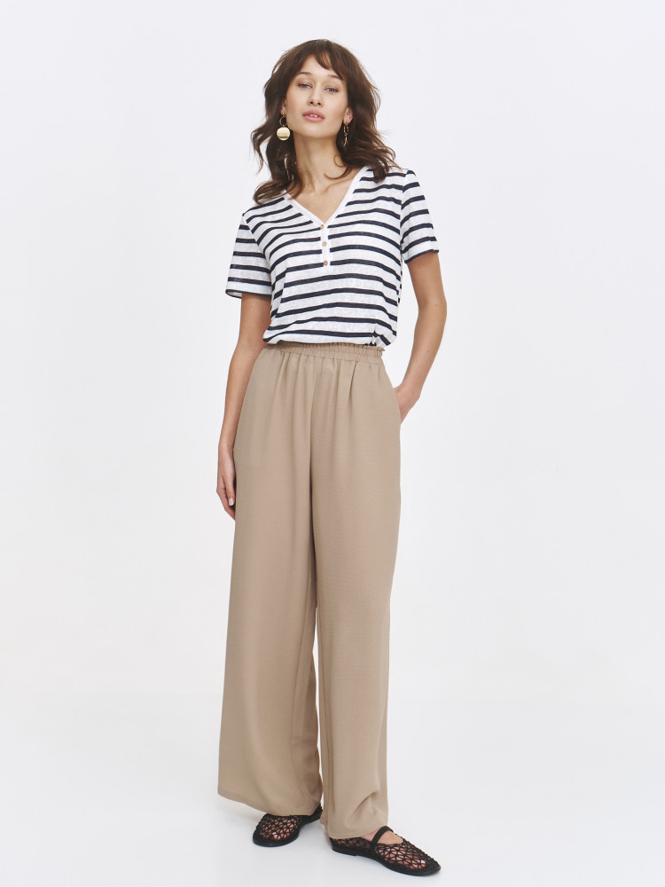 Delikatna bluzka w paski z dekoltem w serek 