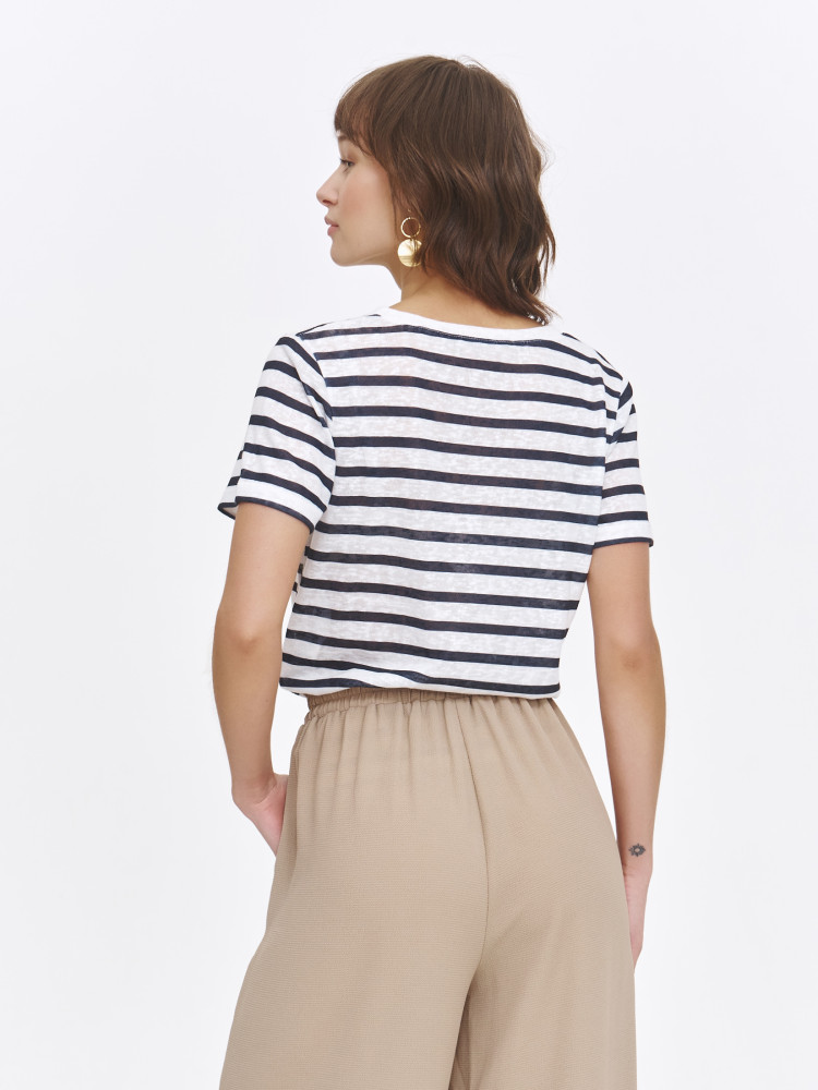 Delikatna bluzka w paski z dekoltem w serek 