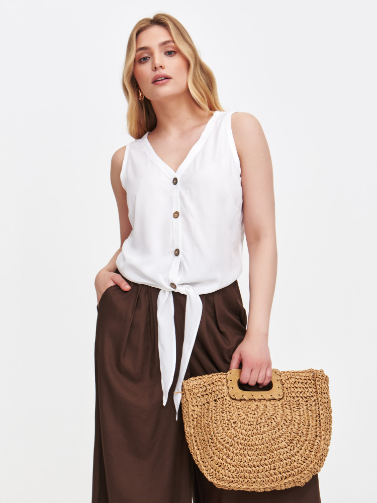 Biała bluzka z wiązaniem u dołu 