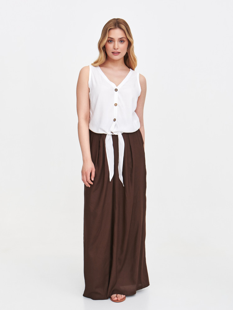 Biała bluzka z wiązaniem u dołu 