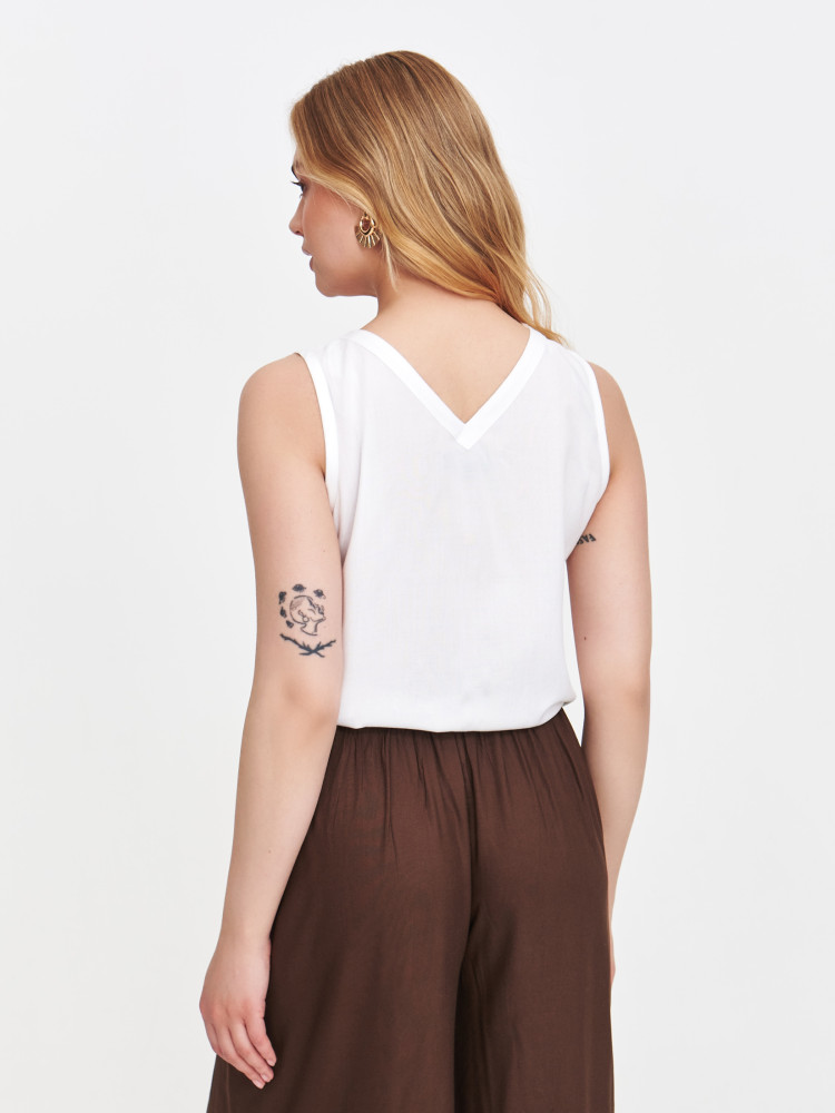 Biała bluzka z wiązaniem u dołu 