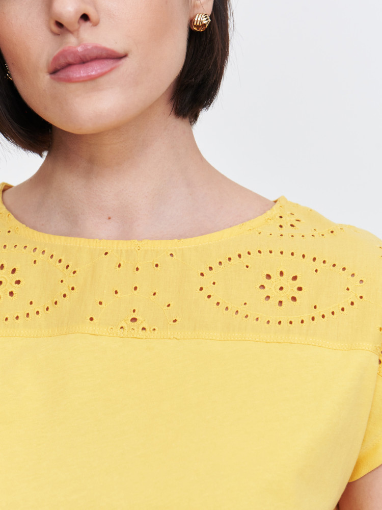Żółta bluzka z ażurowym haftem 