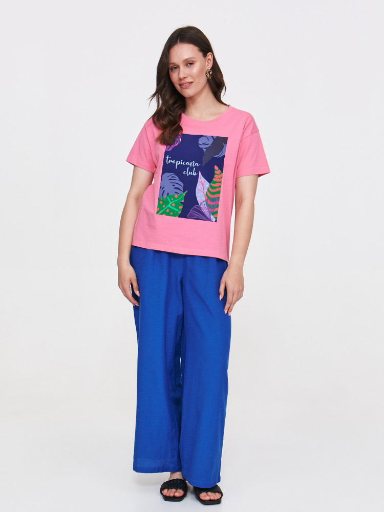 Różowy t-shirt z tropikalnym nadrukiem 
