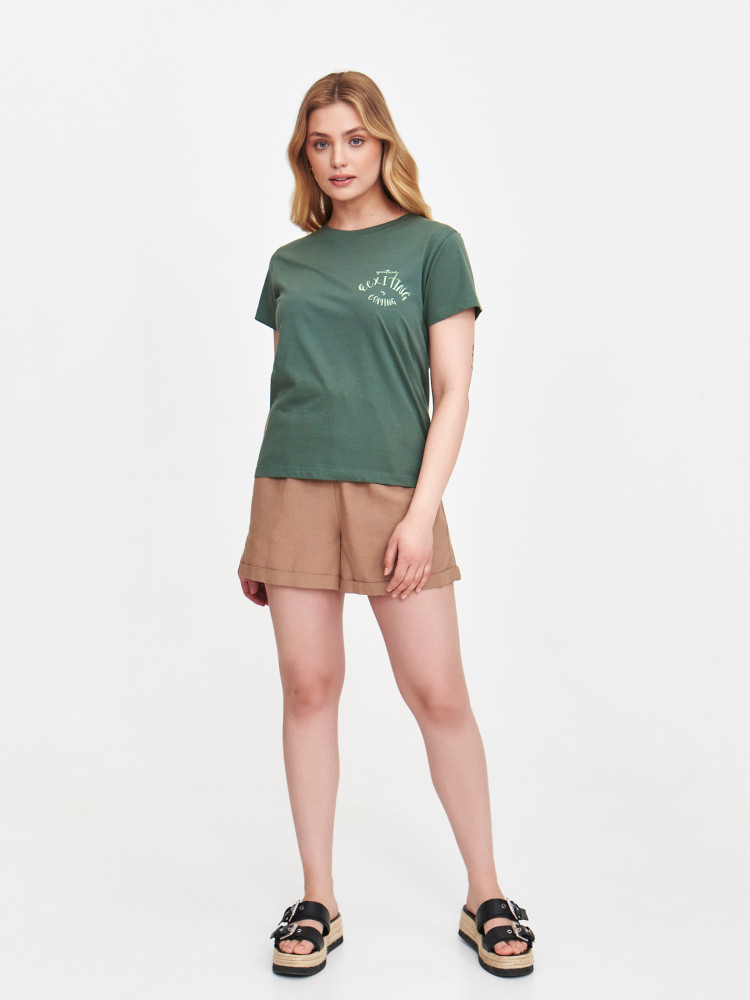 Zielony t-shirt z subtelnym napisem 