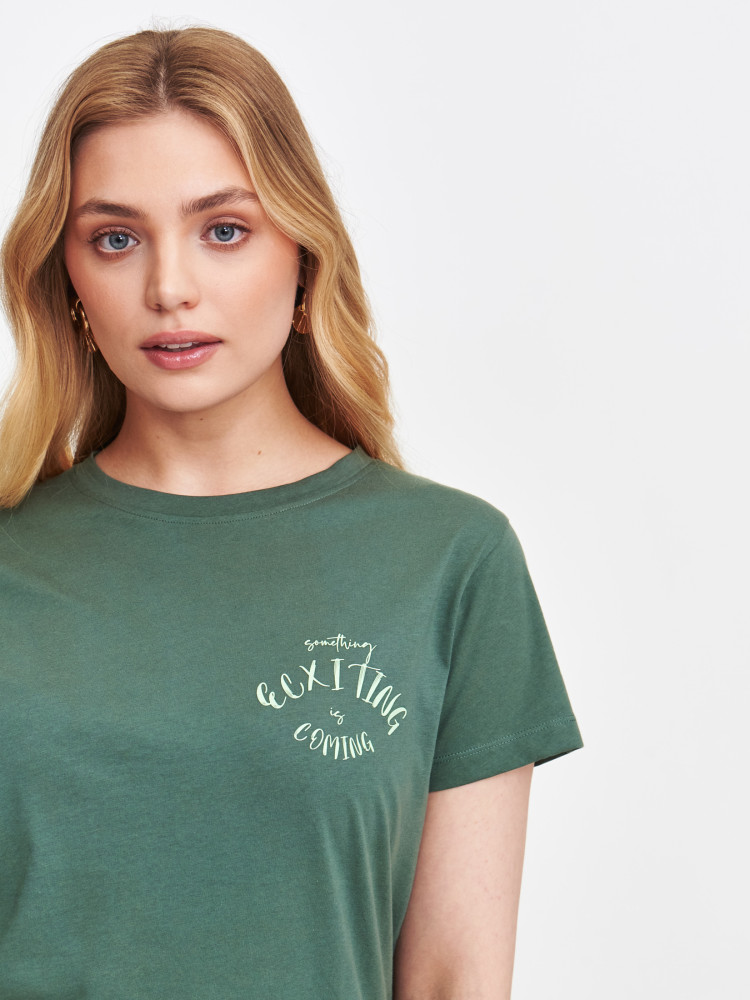 Zielony t-shirt z subtelnym napisem 