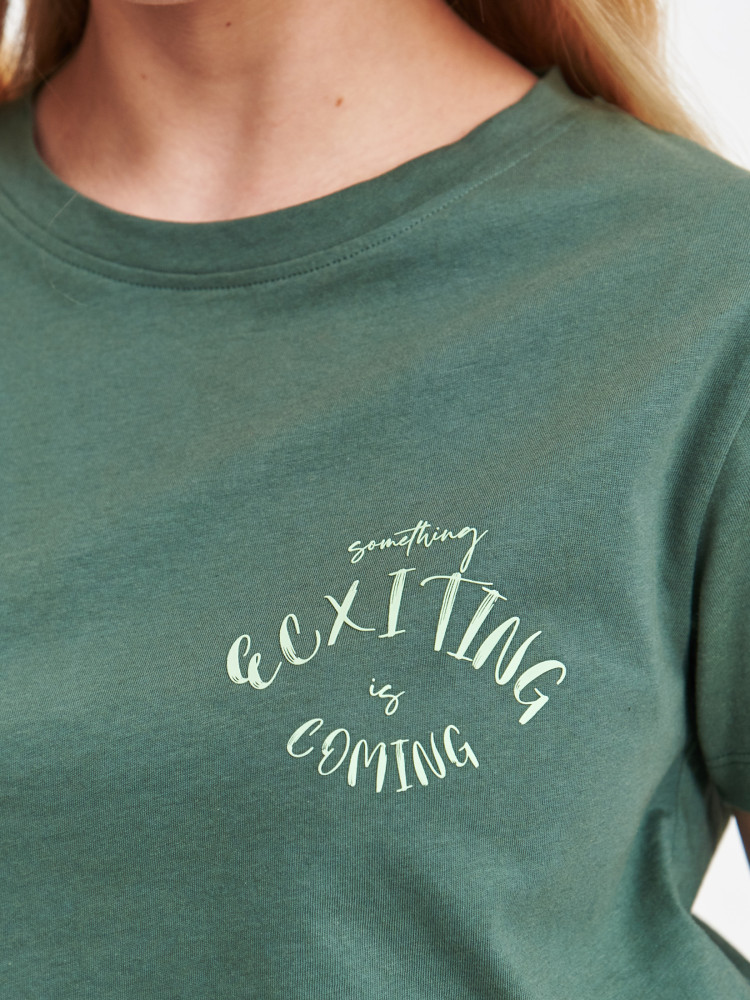 Zielony t-shirt z subtelnym napisem 