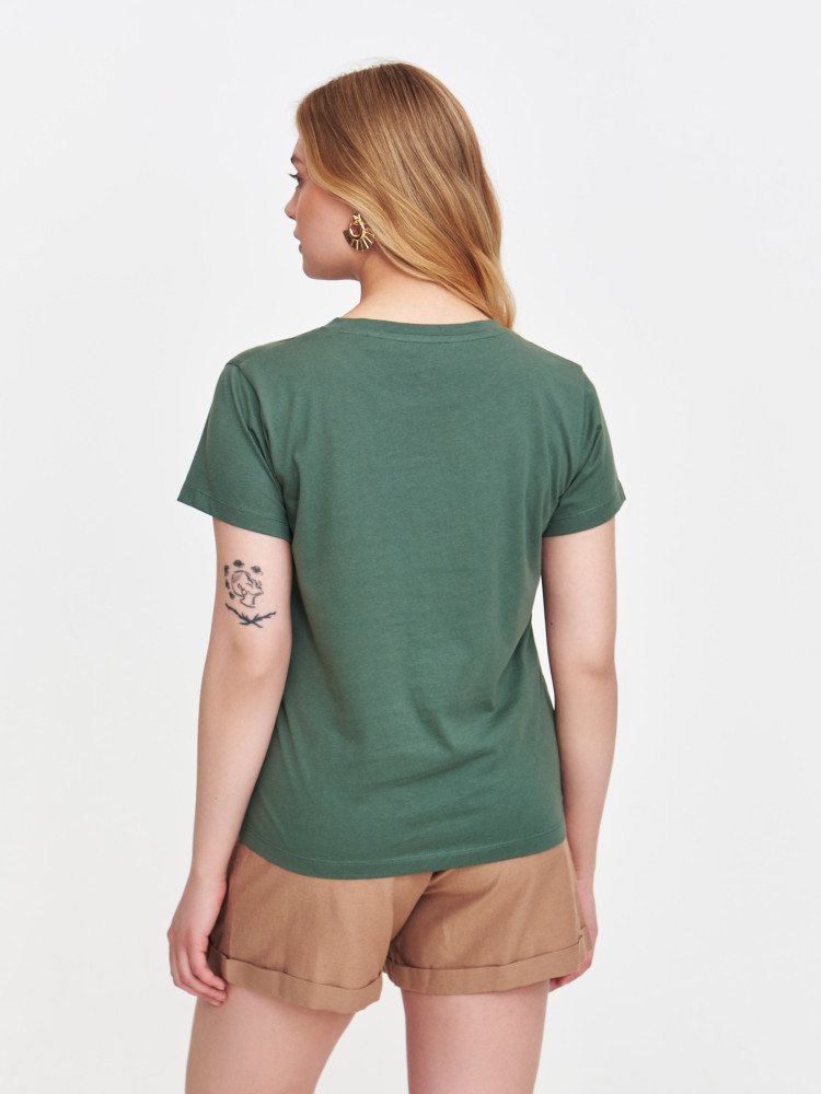 Zielony t-shirt z subtelnym napisem 