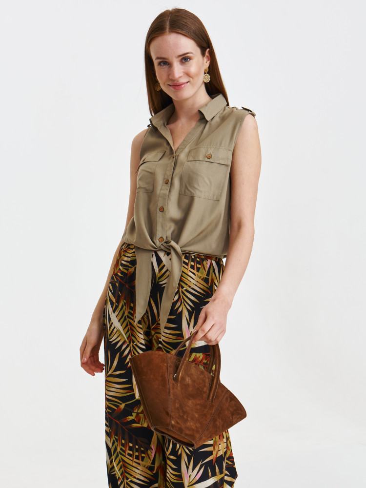 Zielona bluzka z wiązaniem u dołu  Zielona bluzka z wiązaniem u dołu