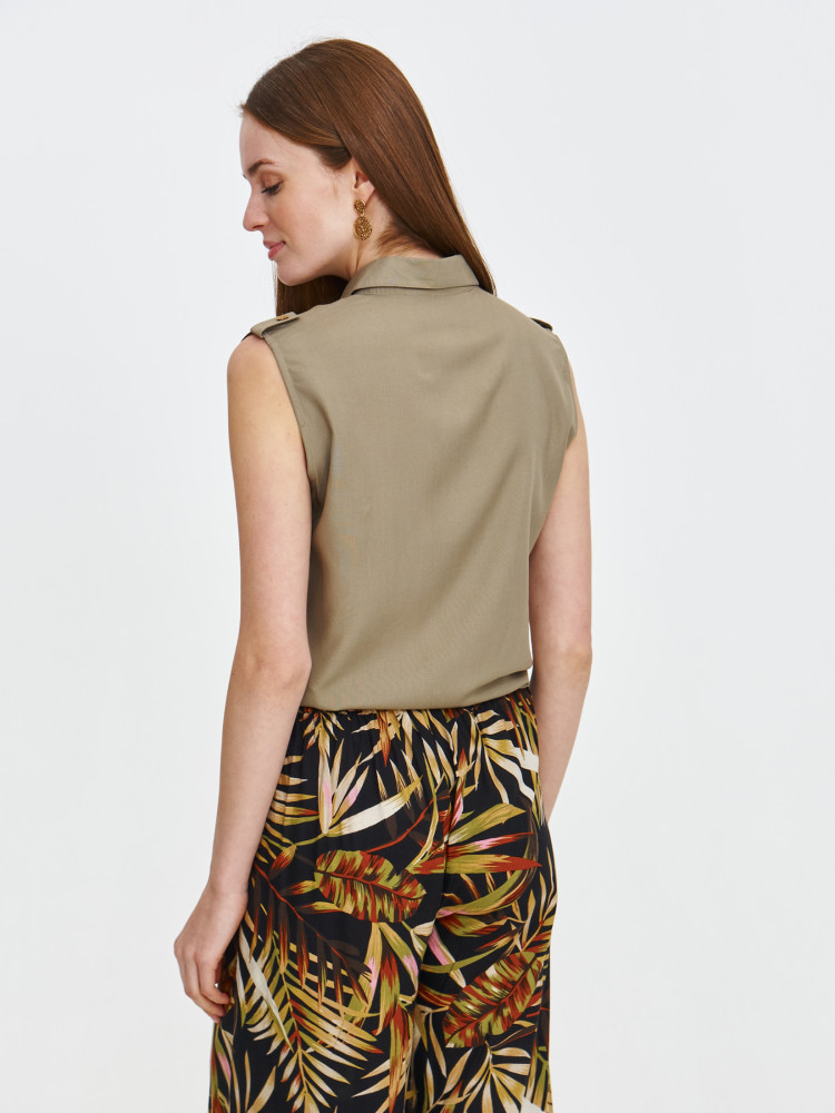 Zielona bluzka z wiązaniem u dołu  Zielona bluzka z wiązaniem u dołu