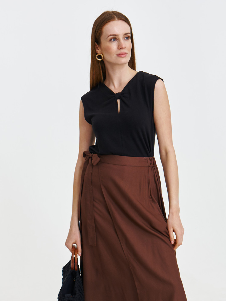 Czarna bluzka w stylu casual z efektownym dekoltem 