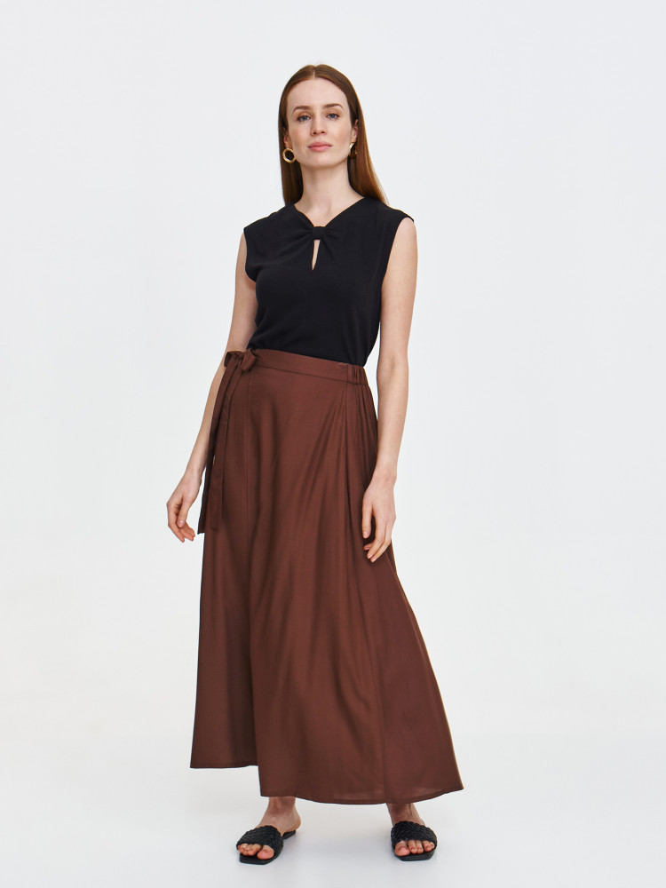 Czarna bluzka w stylu casual z efektownym dekoltem 