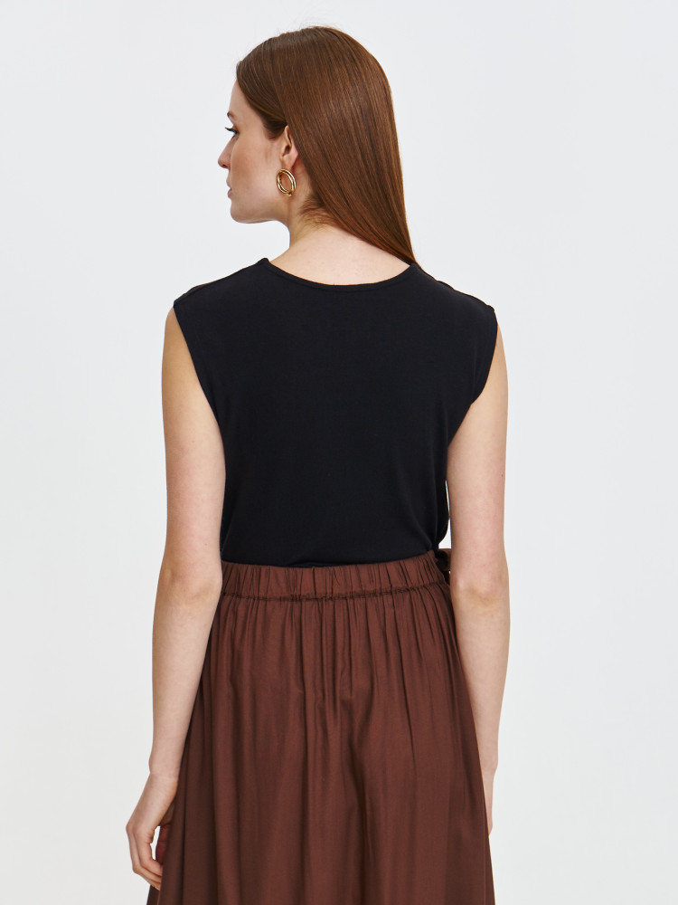 Czarna bluzka w stylu casual z efektownym dekoltem 